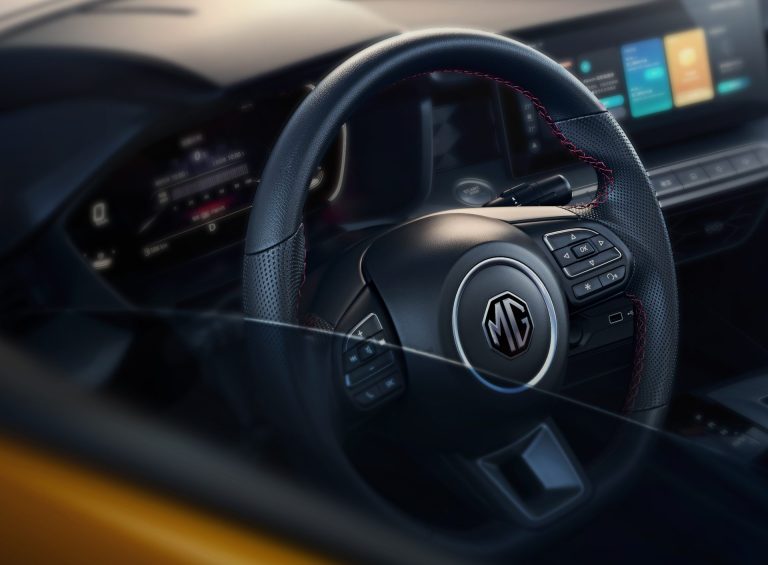 MG5: Sedan hạng C phong cách châu Âu, lựa chọn đáng giá cho khách hàng trẻ 2 steering wheel 1 768x565 1
